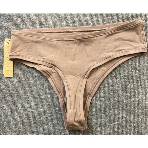 NWT SKIMS fits everybody thong in umber - Picture 3 of 4